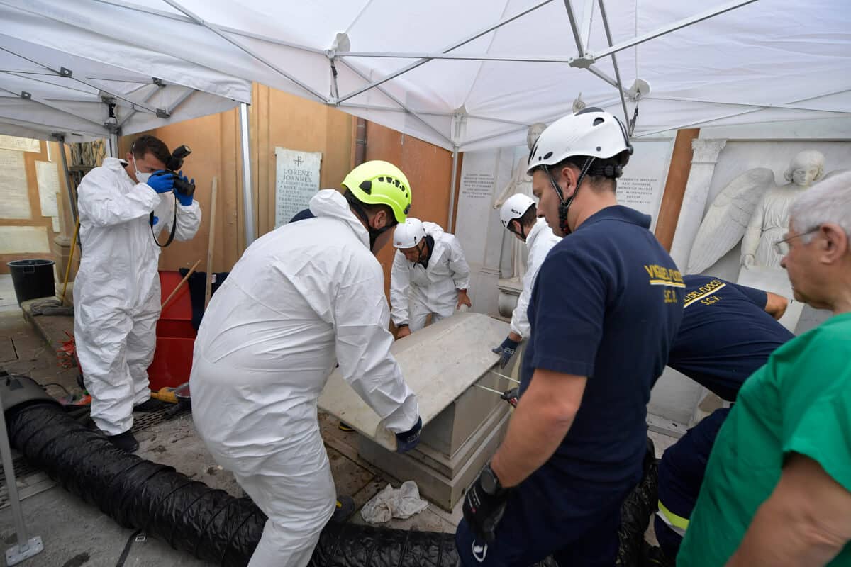 Vatican workers open tombs
