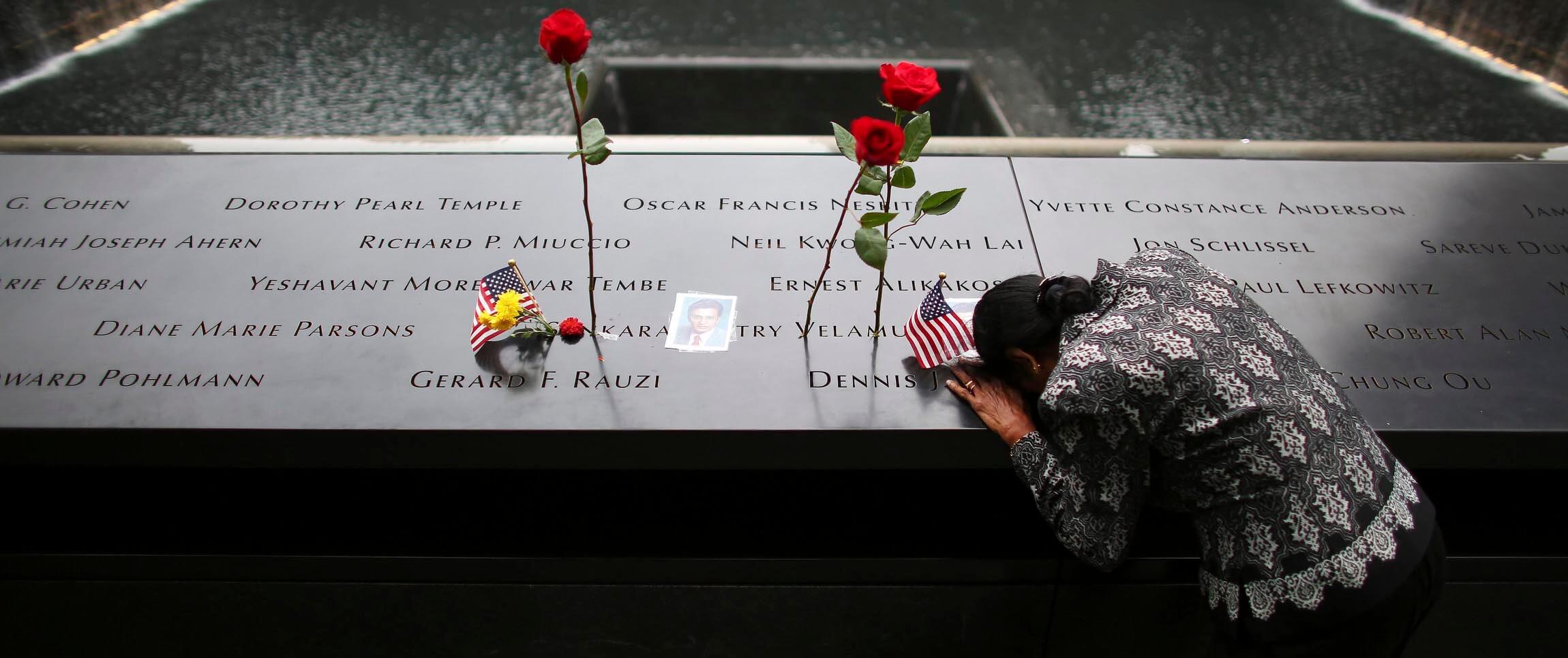 Сколько умерло людей во время теракта. Жертвы 11 сентября 2001 года память. Башни Близнецы 11 сентября жертвы. Мемориал террористических атак 11 сентября.