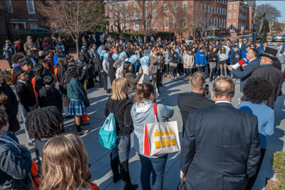 Cientos de personas se reunieron en Lawyers’ Mall, frente a la Casa del Estado de Maryland en Annapolis