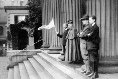 El Cardenal Gibbons, de pie en los escalones de la Basílica de la Asunción