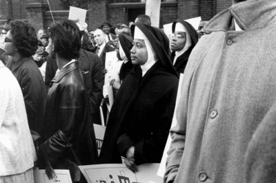Las Hermanas Oblatas de la Providencia participan en una Marcha por la Vivienda Justa