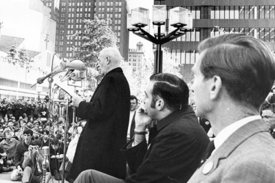 El Cardenal Lawrence Shehan se dirige a los participantes en una manifestación contra la guerra